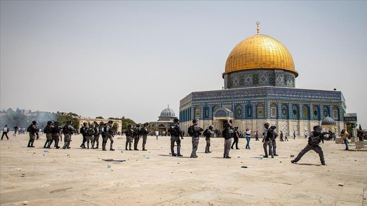 Polícia israelense intervém contra os palestinos após a oração de sexta-feira na mesquita de Al Aqsa