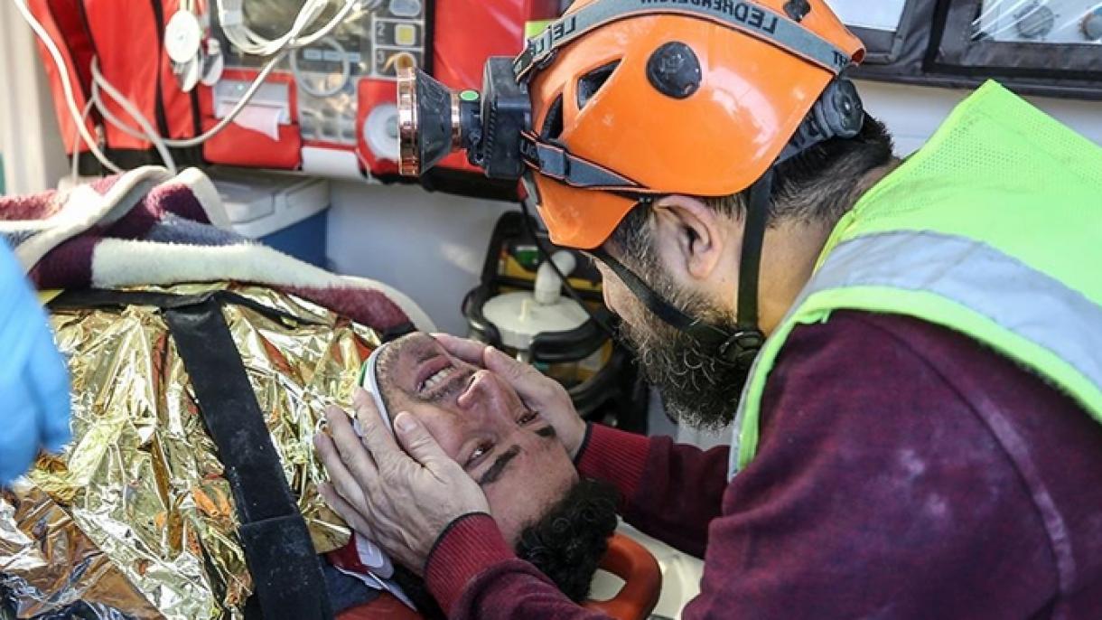 نجات معجزه‌آسای سه نفر پس از 101 ساعت از زیر آوار زلزله