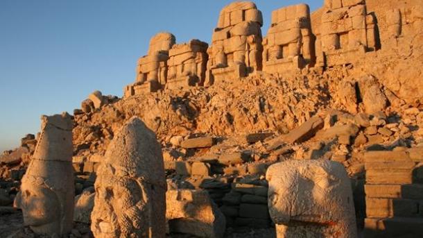 Törkiyäneñ aldınğı turizm üzäklärennän - Nämrut tawı