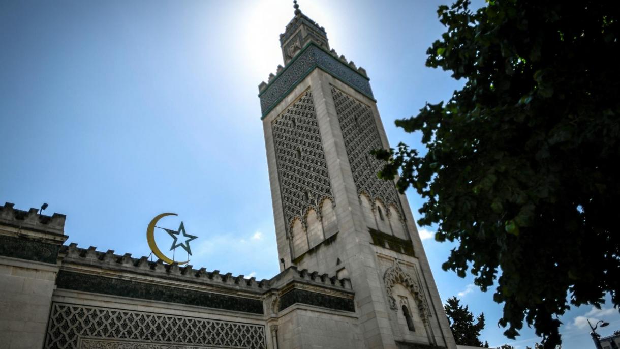 Visite surprise du président français Emmanuel Macron à la Grande Mosquée de Paris
