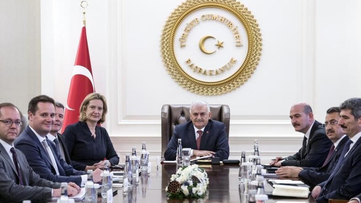 La ministra británica del Interior se reúne con el primer ministro de Turquía