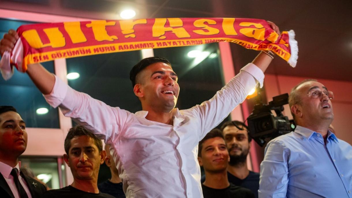 Milhares de fãs do Galatasaray dão as boas-vindas espetaculares à estrela colombiana Radamel Falcao