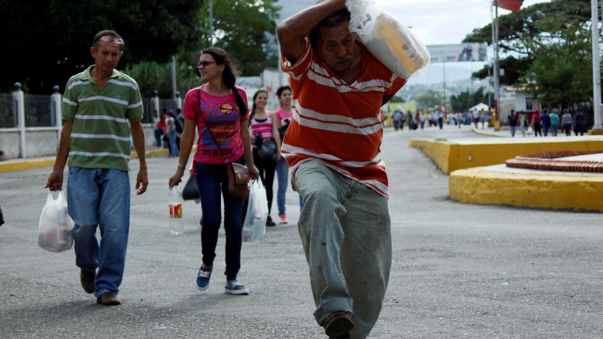 Venezolanos cruzan a la colombiana Cúcuta para comprar alimentos y medicinas