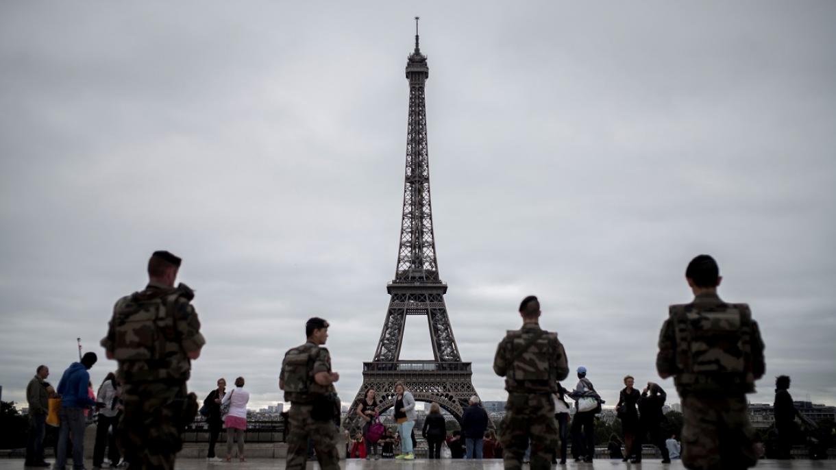 Parigi, aggressore contro poliziotto a Notre Dame, urlava "è per la Siria"