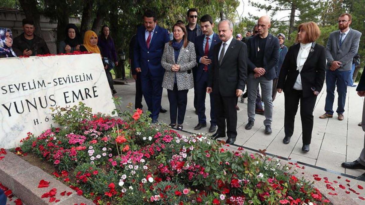 Yunıs Ämräne qabere yanında iskä aldılar.