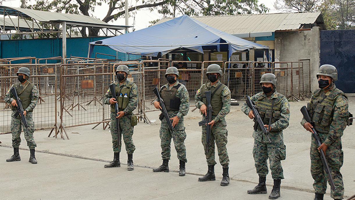 ekvador cezaevi asker.jpg