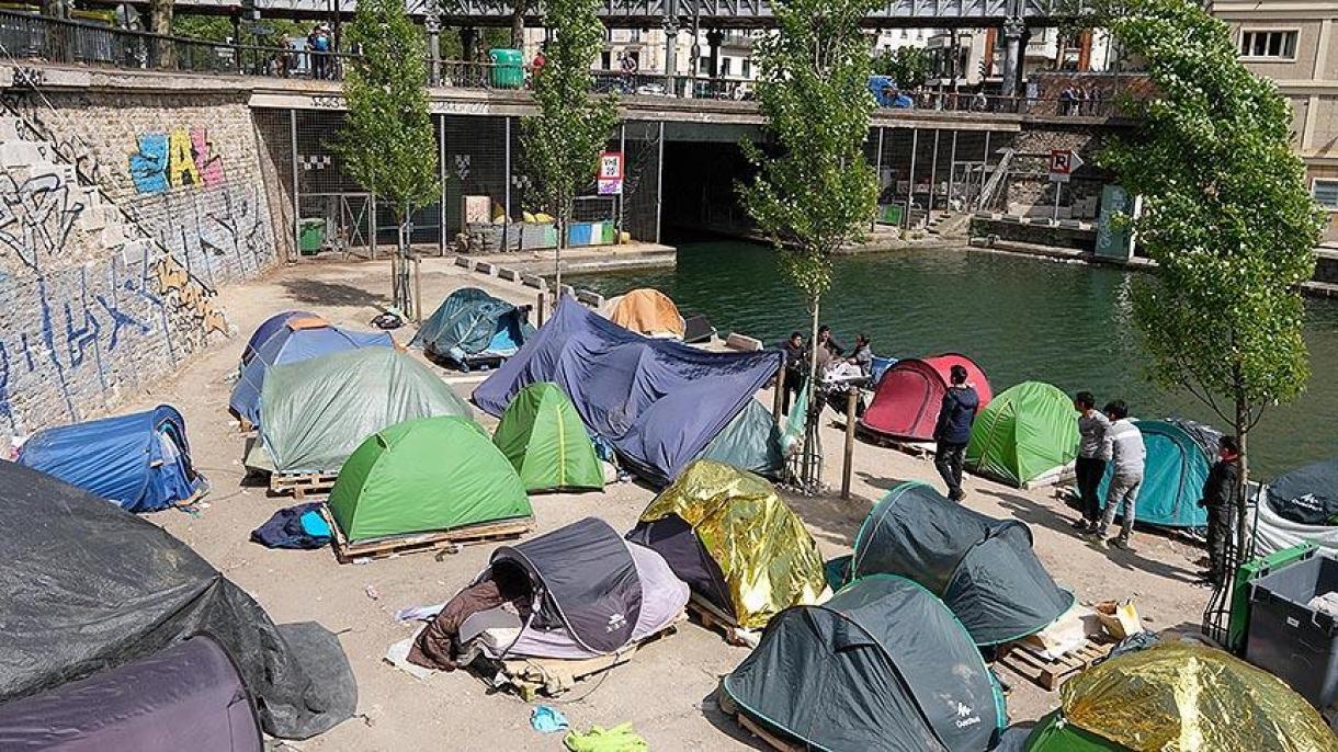 Policía en París evacuó a cerca de mil refugiados que viven debajo de los puentes y orillas del río