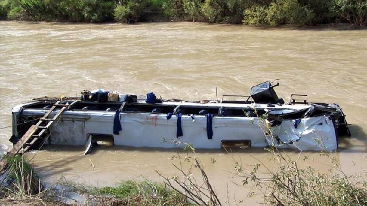 نیپال: مسافر بس دریا میں جا گری، 17 افراد ہلاک، 50 زخمی