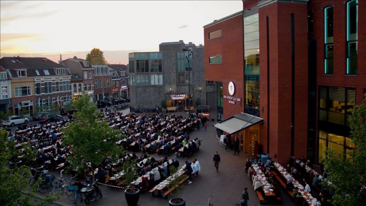 O jantar de quebra do jejum na praça na Holanda