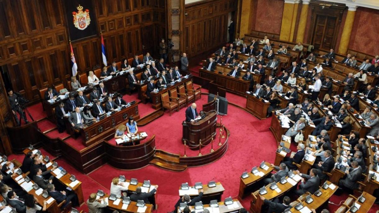 Serbi – Qeveria e re merr miratimin e Parlamentit