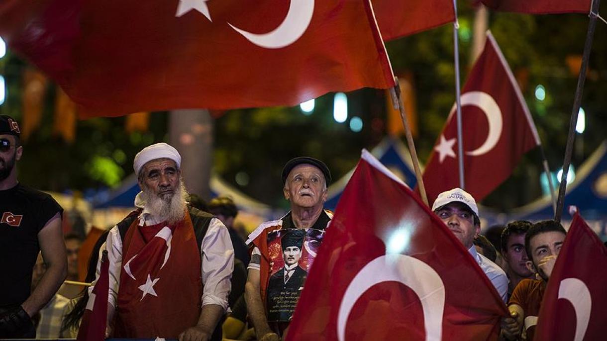 Popolo turco continua la "guardia per la democrazia"