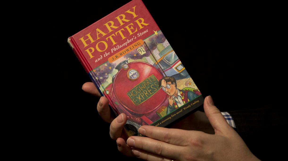 Un libro de Harry Potter se venderá por 33.000 dólares