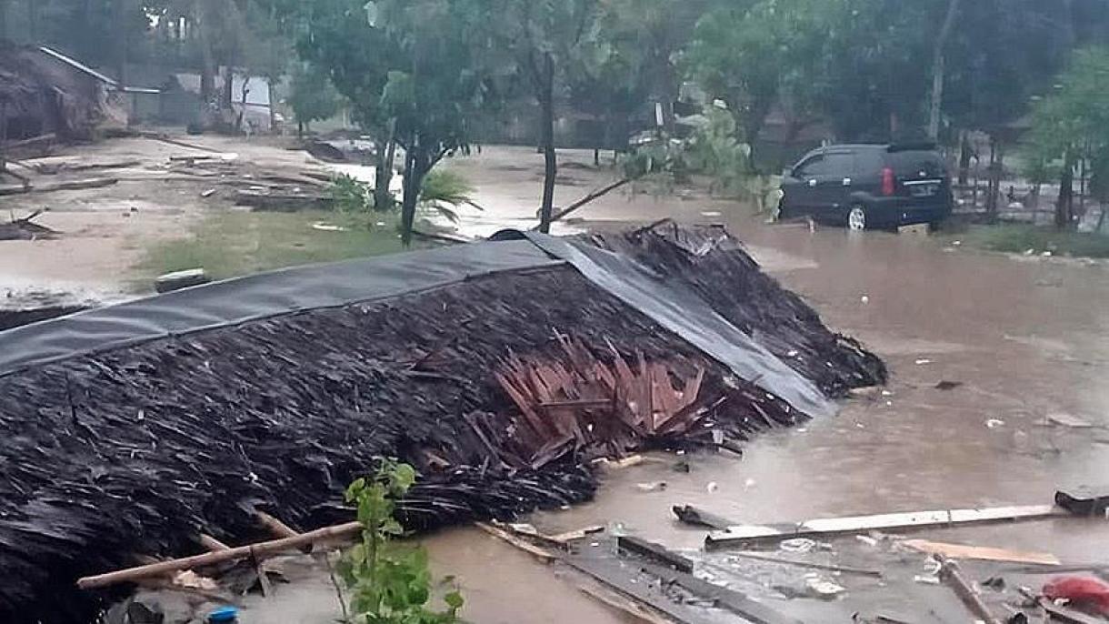 Un fuerte tsunami golpea a Indonesia