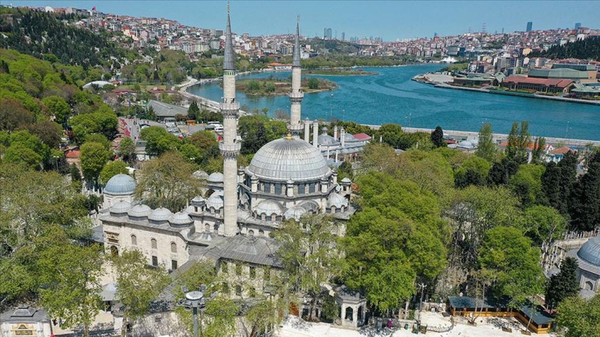 Gadyr gijesinde Eýüpsoltan metjidinde dini çäre geçirler