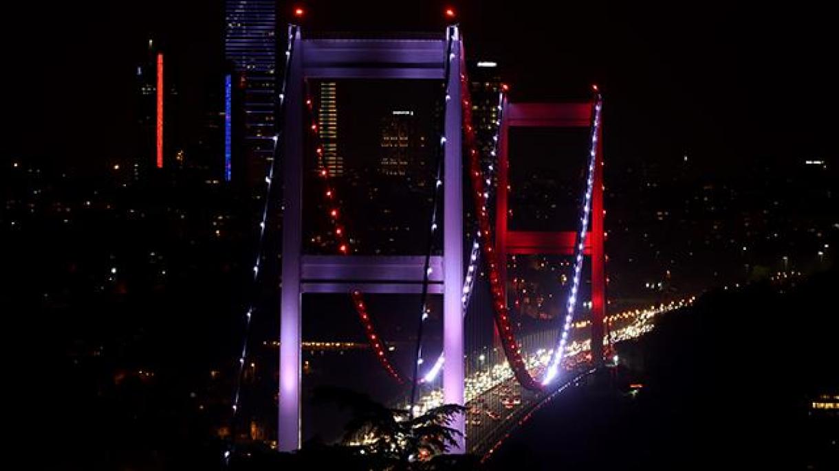 伊斯坦布尔主要大桥被红白色彩点亮 以庆祝北塞成立39周年