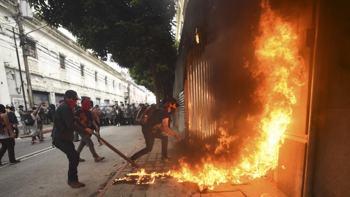 Manifestantes en Guatemala incendian el Congreso durante protesta contra el Gobierno