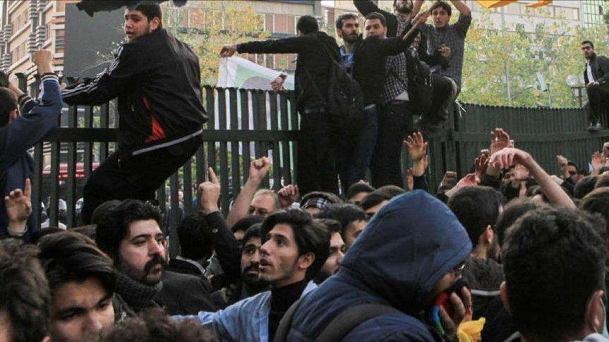 تجمع هواداران احمدی نژاد و شعار علیه روسای مجلس و قوه قضائیه ایران