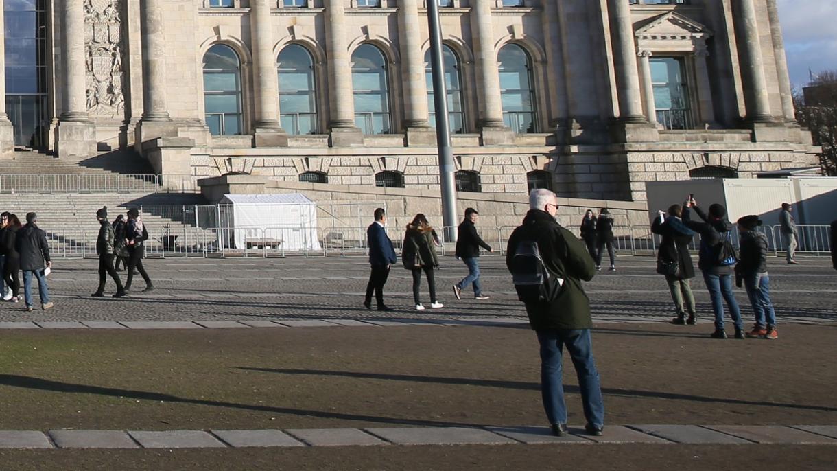 Germania, scandalo, sostenitori dei terroristi aprono una tenda davanti Bundestag