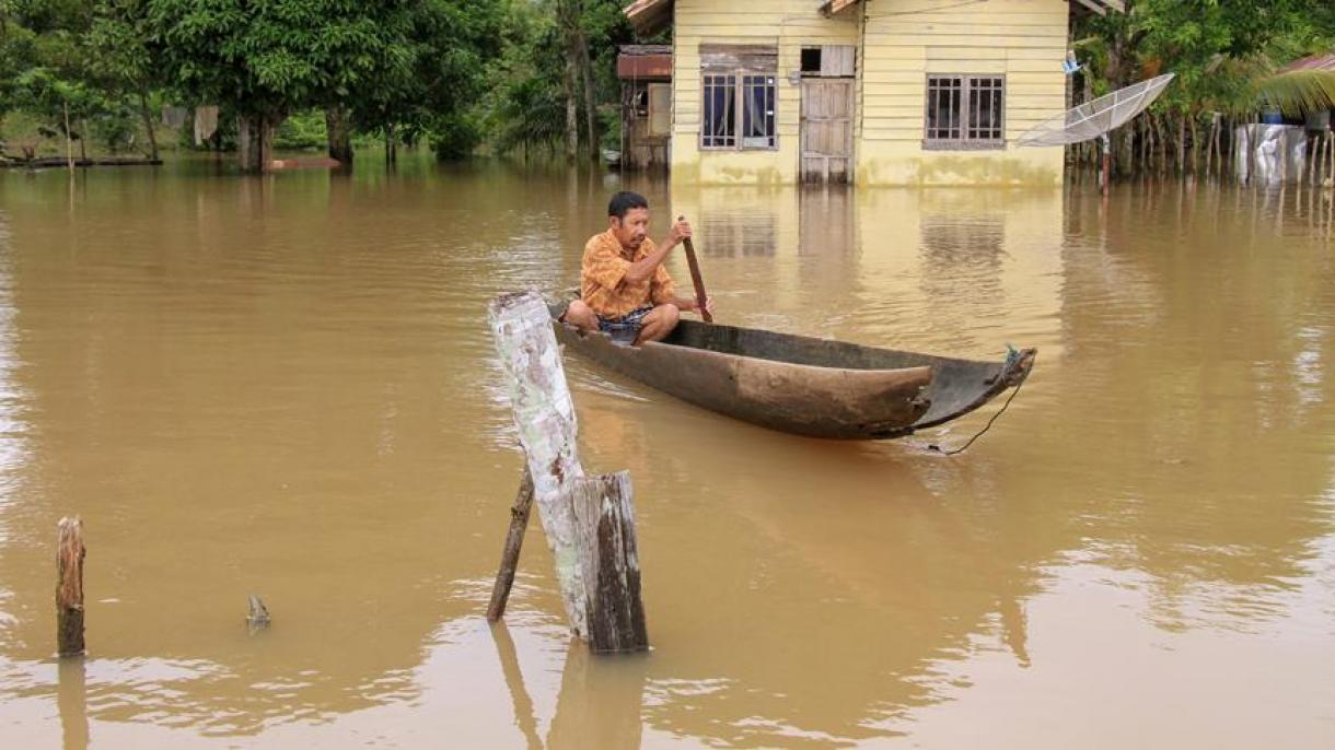 印尼发生洪灾和山体滑坡致26死