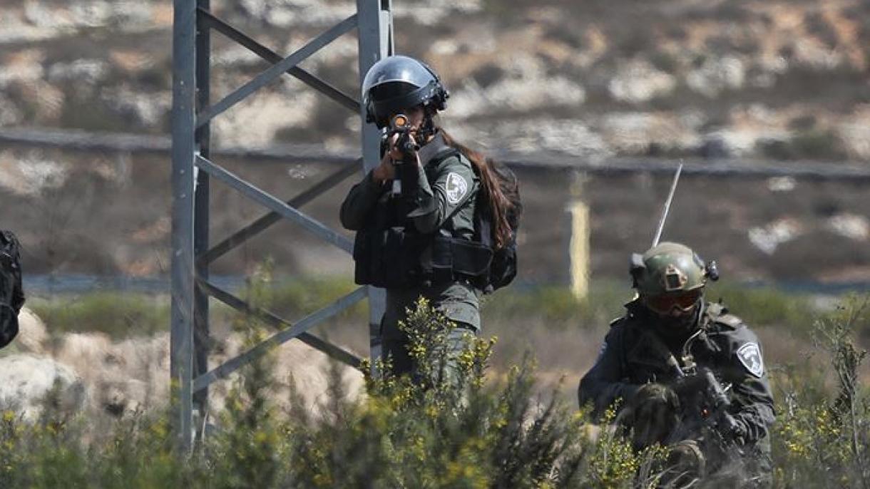 Un enfant palestinien et son père arrêtés par les forces israéliennes à Jérusalem