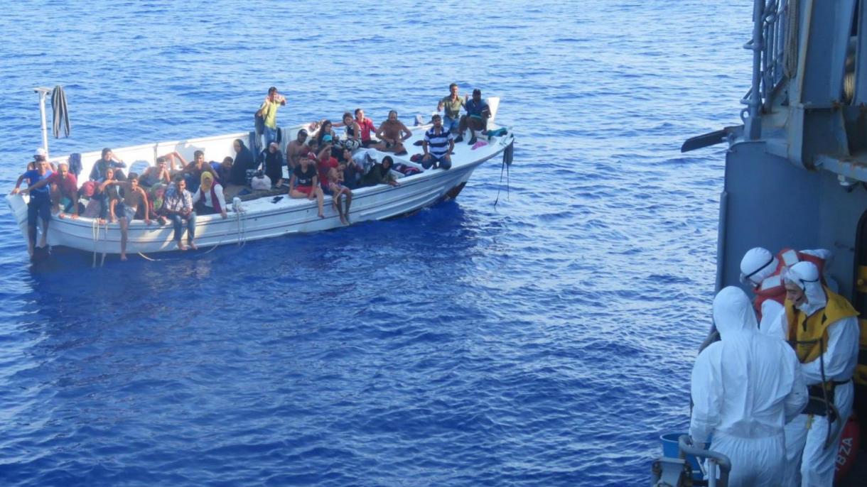 A corveta TCG Bozcaada salvou imigrantes ilegais no alto mar do Líbano