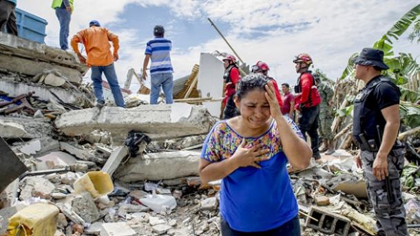 Στους 400 ξεπερνούν οι νεκροί στον σεισμό στο Εκουαδόρ.