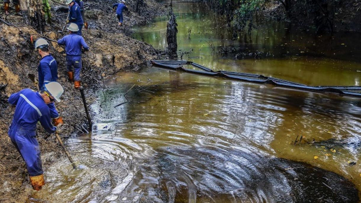 Ecopetrol: "Controlan el afloramiento de petróleo en zona afectada en Barrancabermeja"