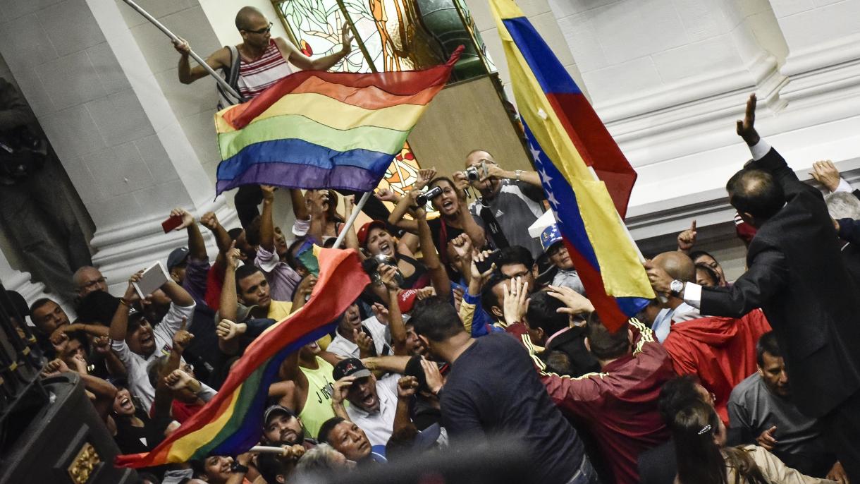 Chavistas irrumpen en la Cámara en debate por posible destitución de Maduro