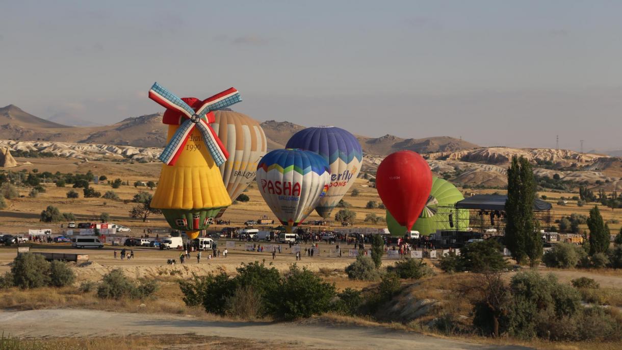 卡帕多西亚举办第三届国际热气球节
