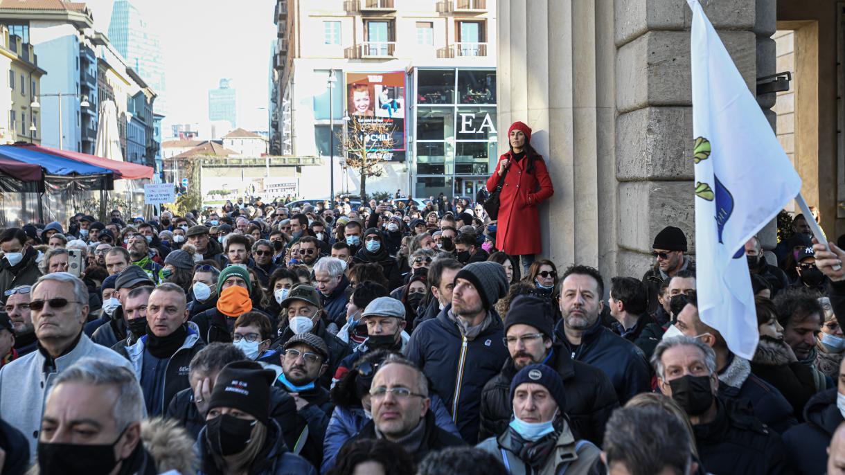 Proteste no vax in piazza San Giovanni in Laterano a Roma e a Milano