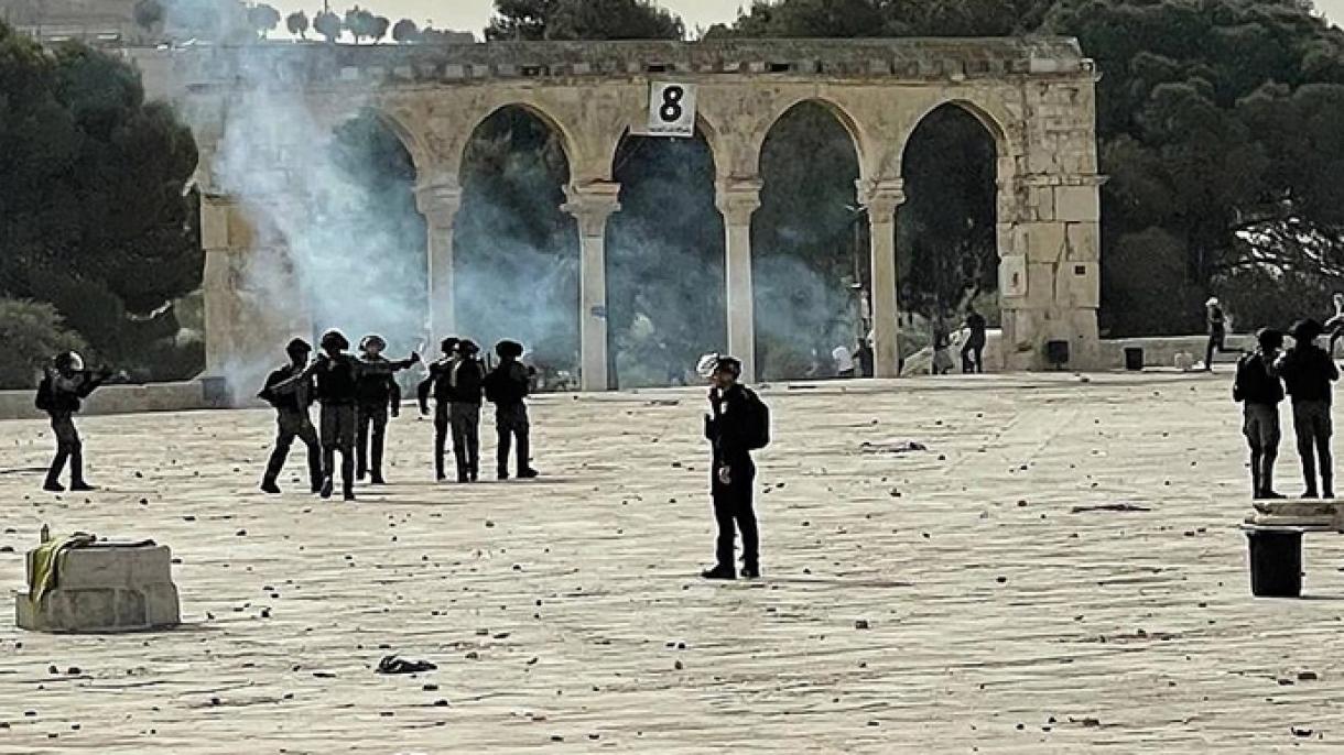 巴勒斯坦人在阿克萨清真寺做礼拜示威遭以色列警方干预
