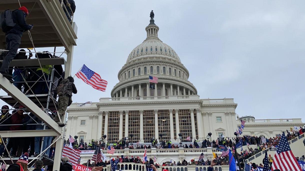 Tüntetők behatoltak a kongresszus épületébe Washingtonban