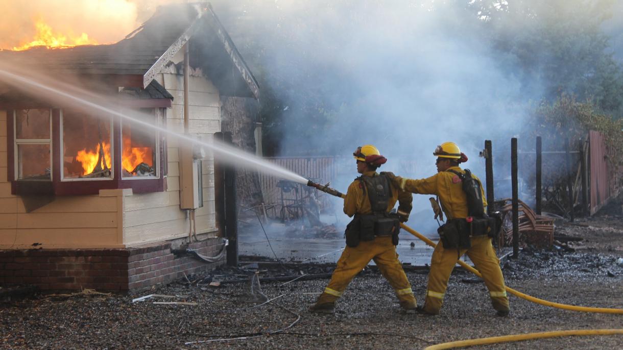 کیلیفورنیا میں لگنے والی آگ بے قابو ہو گئی، سینکڑوں مکانات جل گئے