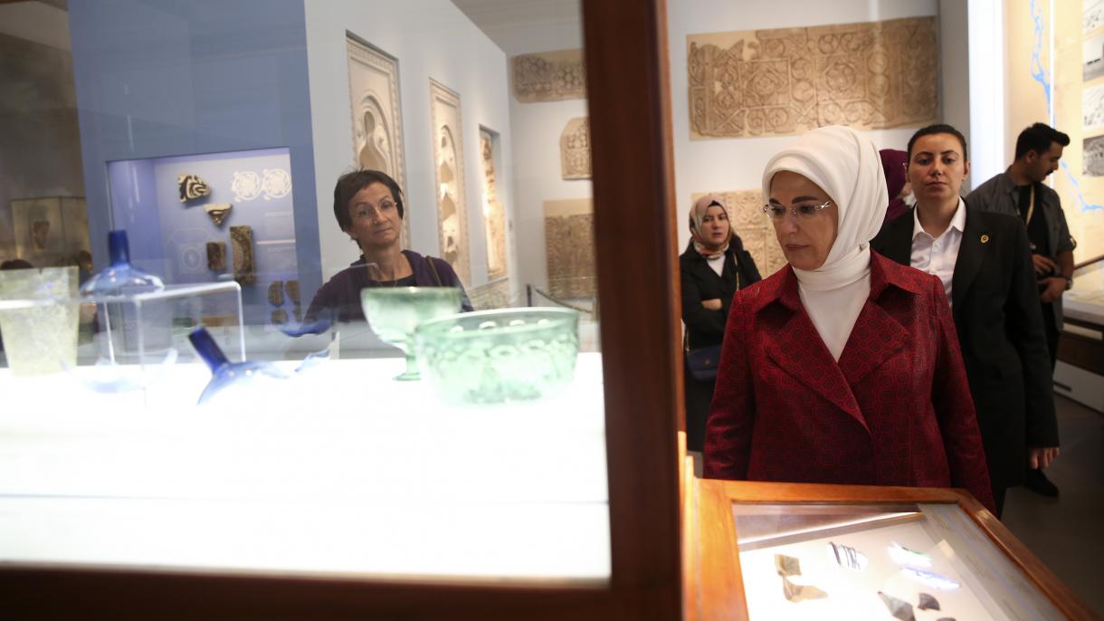 Emine Erdoğan tomó información sobre las obras en el Museo de Pérgamo en Alemania