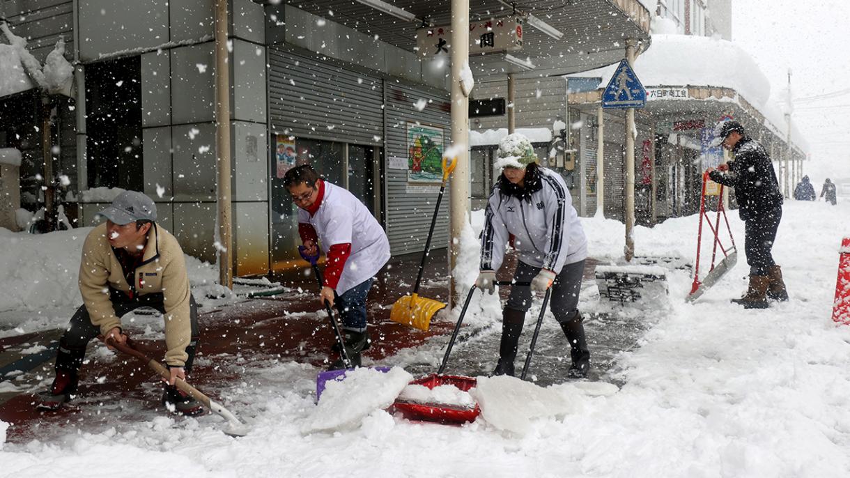 Erős havazás és vihar Japánban