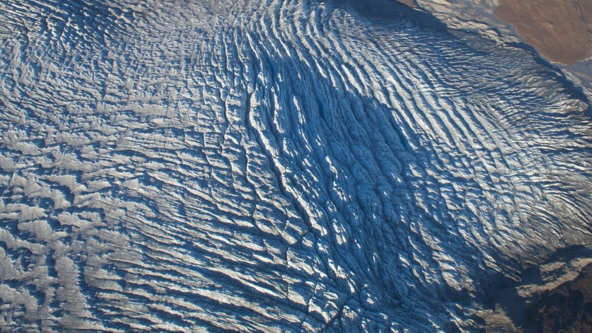 Grenlandiyädä boz qatlamı astında krater