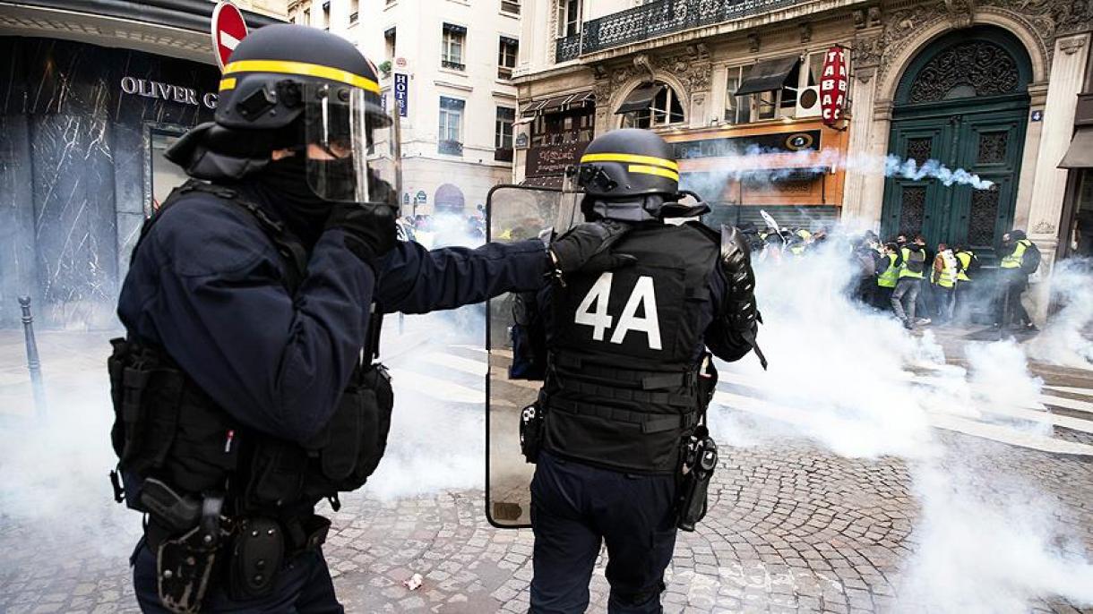 Paris a passé une commande de 1730 grenades lacrymogènes le 23 décembre contre les manifestants