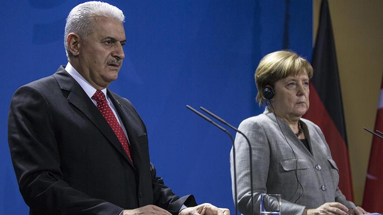Binali Yıldırım e il cancelliere tedesco Angela Merkel si sono incontrati giovedì a Berlino