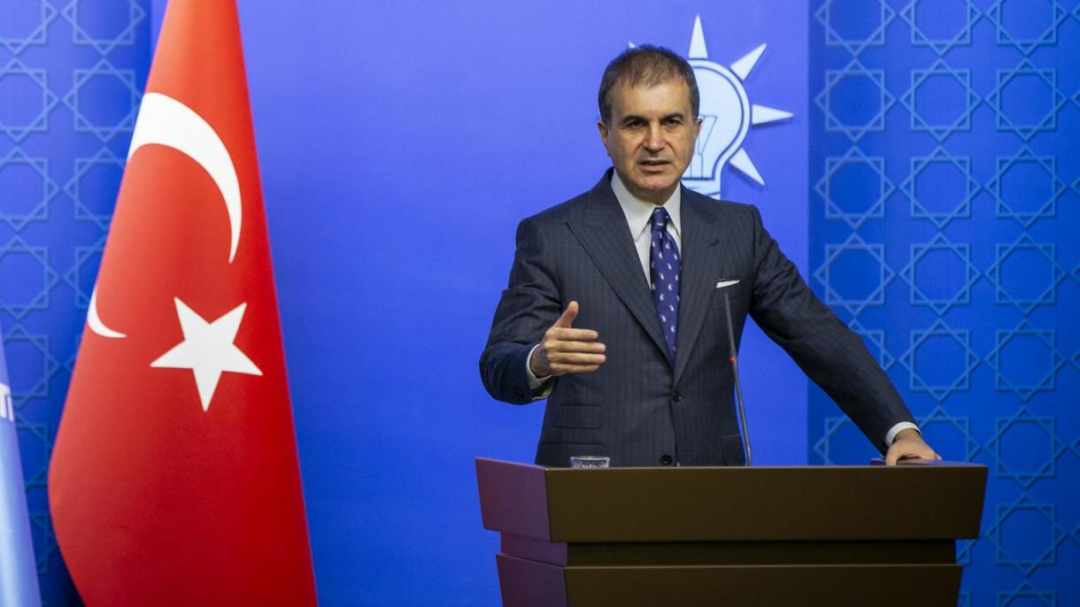 El portavoz del Partido AK condena la quema de la bandera turcochipriota en la parte grecochipriota