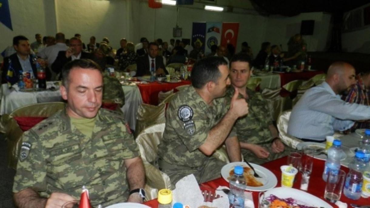 驻科索沃土耳其军人与科索沃人一道吃开斋饭