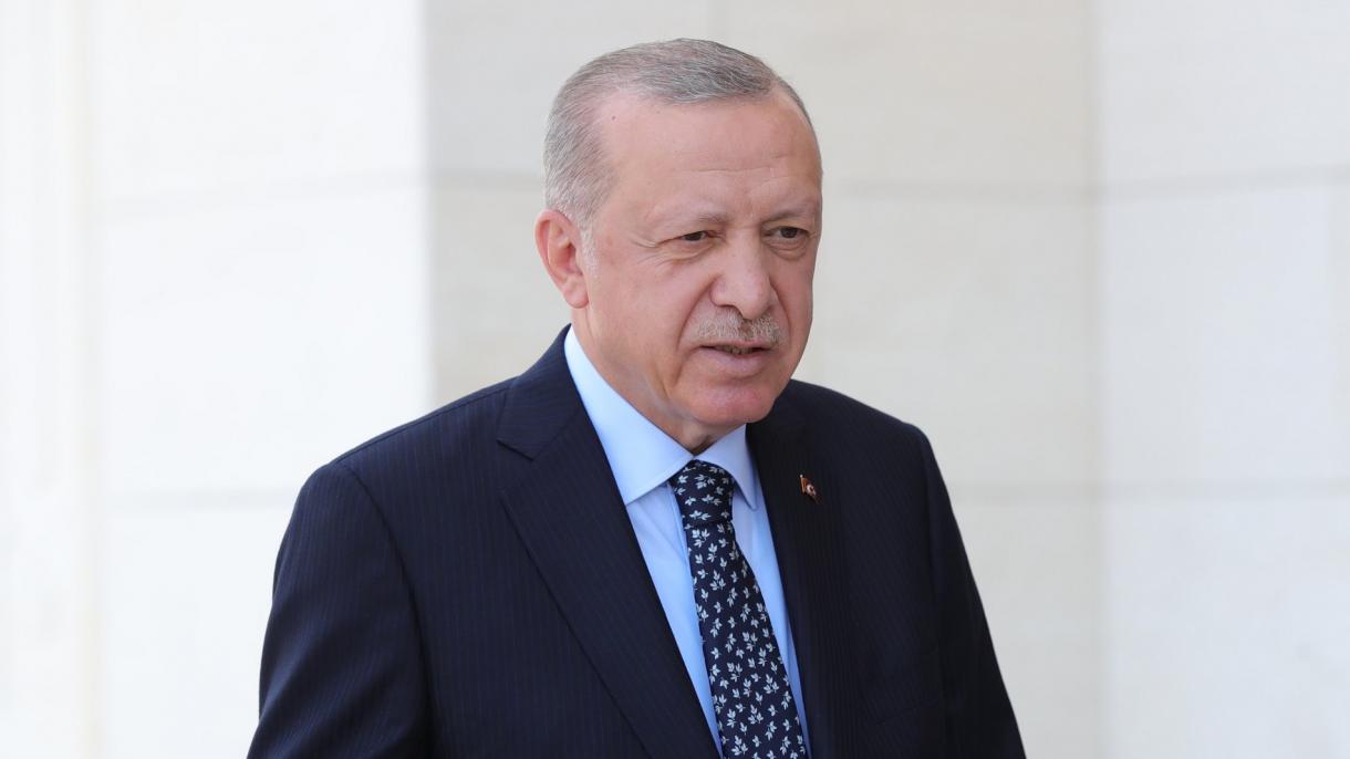 erdoghan «téximu adil dunya mumkin» namliq kitabini yashlar üchün imzalidi
