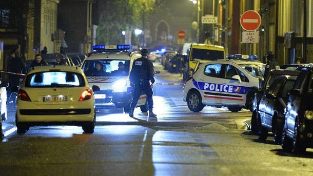 Во терористички напад во предградие на Париз убиени полицаец и неговата сопруга