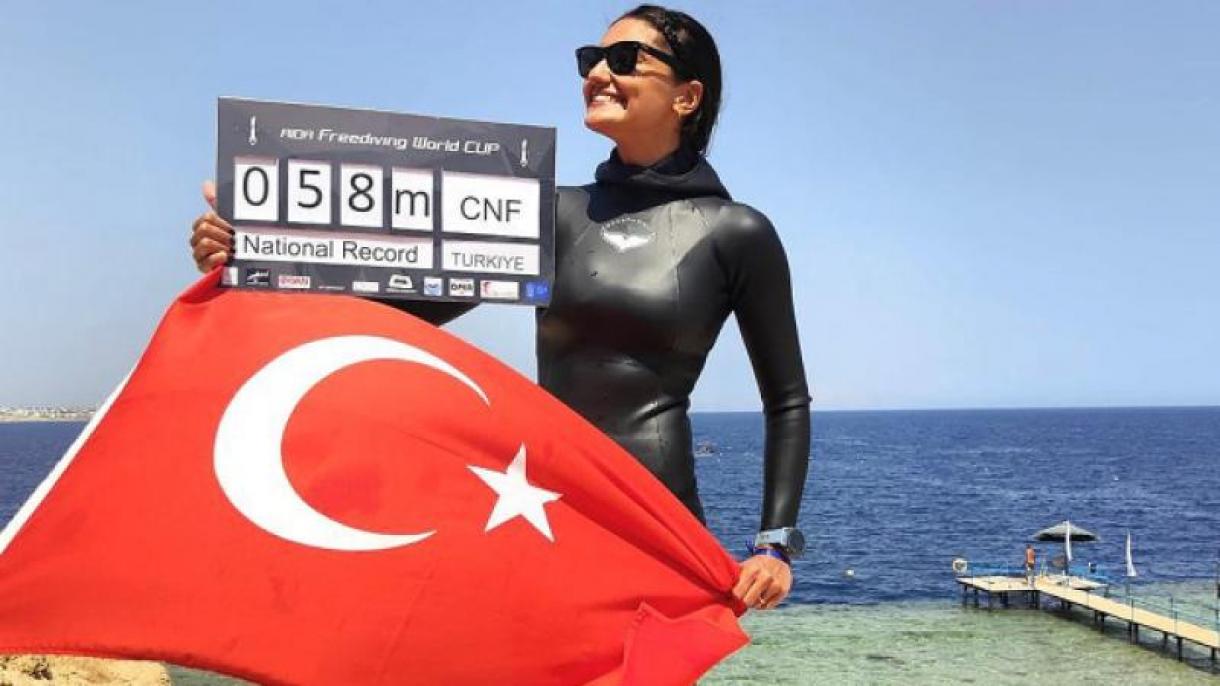 游泳健将亚穆尔在埃及打破土耳其纪录