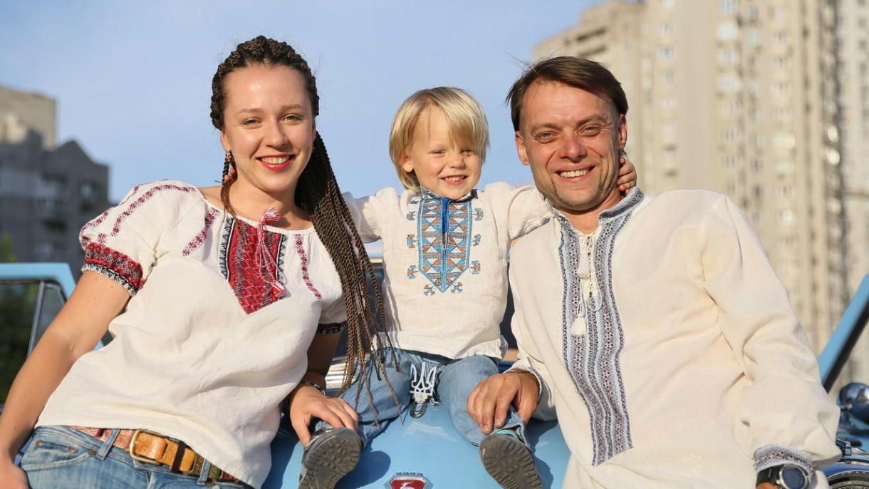 La pareja ucraniana da una vuelta al mundo en su coche clásico