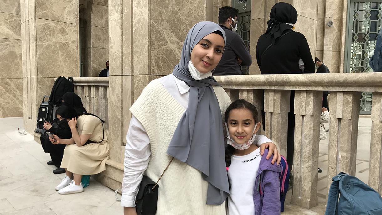 taksim cami turist.jpg