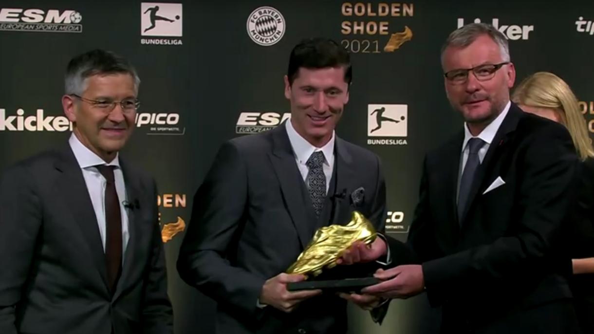 Robert Lewandowski recibió la Bota de Oro que lo reconoce como el mejor goleador de Europa