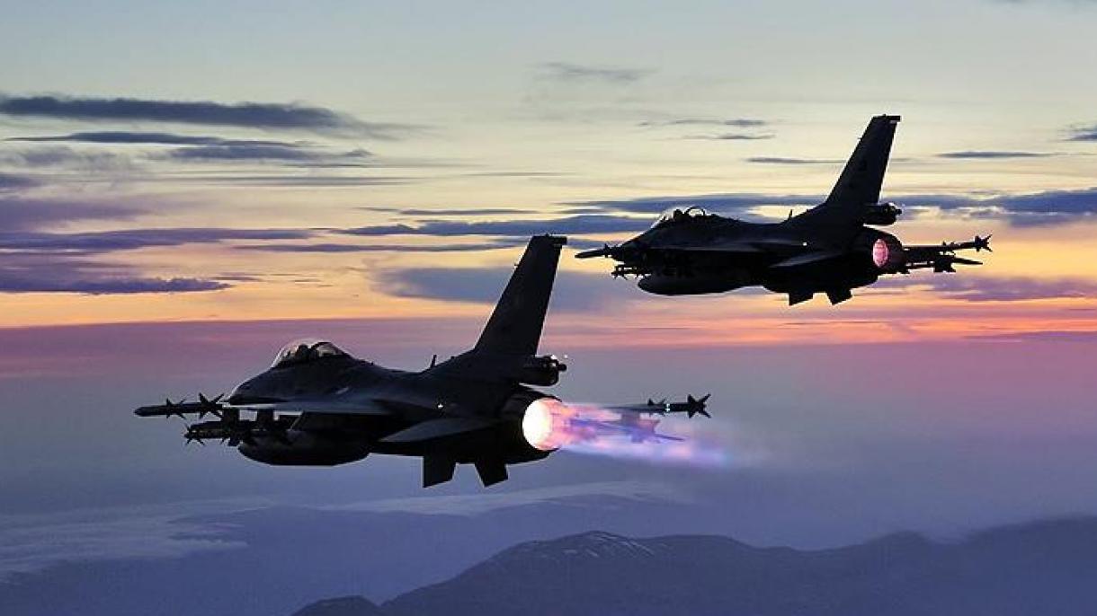 Dos aviones de combate F-16 sobrevuelan el espacio aéreo sirio