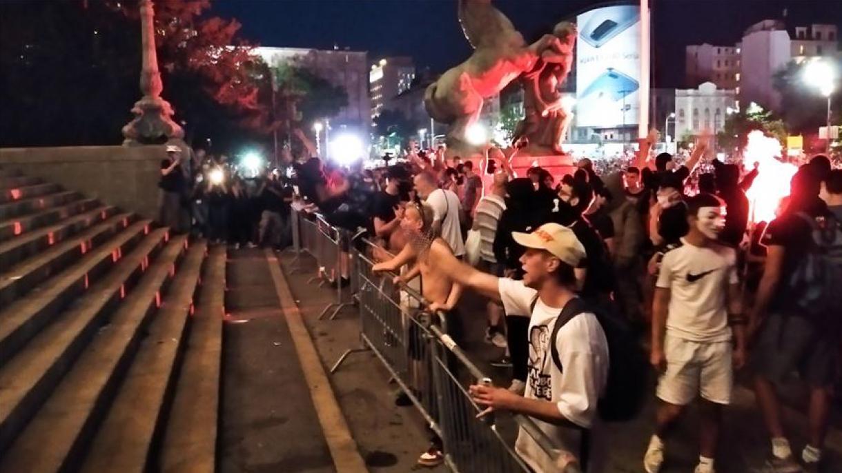 Protestat në Serbi, rrëzohet gardhi para parlamentit