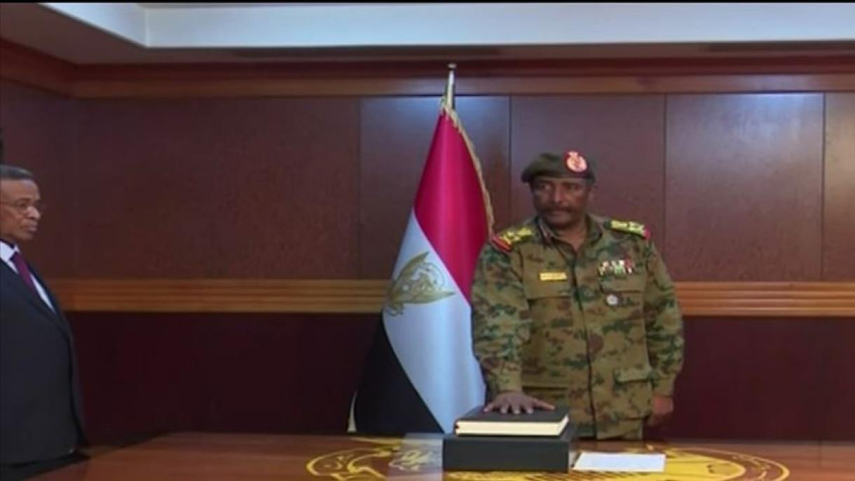 Avad bin Avf deja su cargo voluntariamente en Sudán