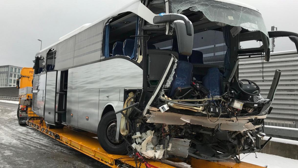 زیوریخ :سیاحوں سے بھری بس کو حادثہ،1 شخص ہلاک 44 زخمی